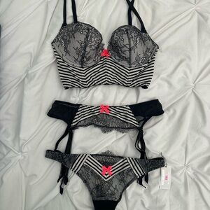 Victoria's Secret Fashion Show Limited Edition 2013 Bra/Garter/Thong Set